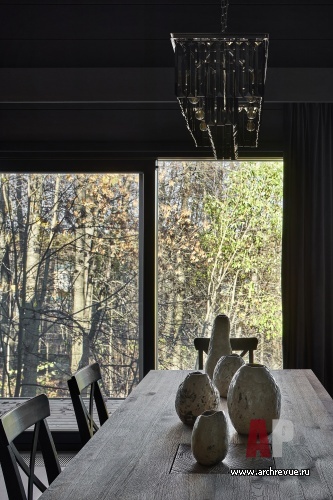 Фото интерьера столовой деревянного дома в современном стиле