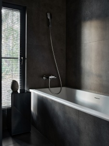 Фото интерьера ванной деревянного дома в современном стиле