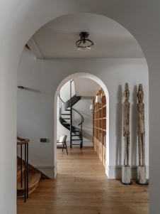 Фото интерьера лестничного холла дома в средиземноморском стиле 
