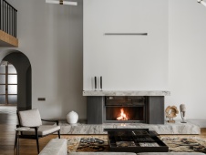 Фото интерьера каминной дома в средиземноморском стиле