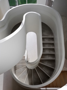 Фото лестницы дома в стиле минимализм