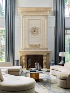 Фото интерьера каминной дома в стиле неоклассика