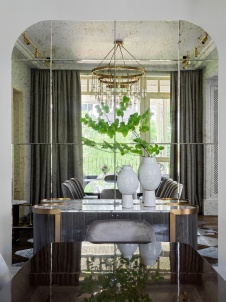 Фото интерьера столовой дома в стиле неоклассика