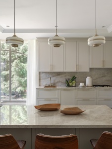 Фото интерьера кухни дома в стиле неоклассика 