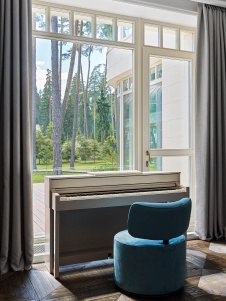 Фото интерьера гостиной дома в стиле неоклассика 