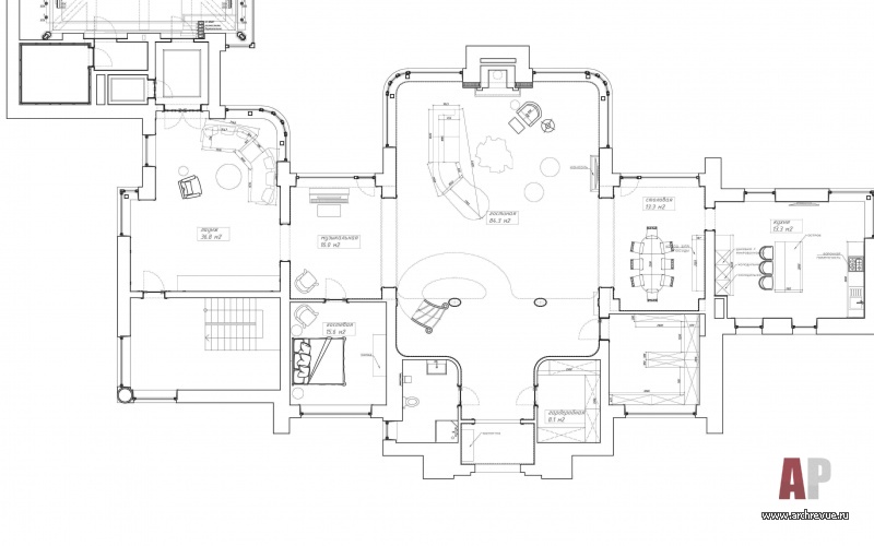 План первого этажа классического двухэтажного дома в Подмосковье. Общая площадь – 700 кв. м.