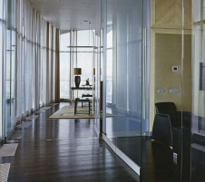 Фото интерьера холла панорамного офиса в современном стиле 