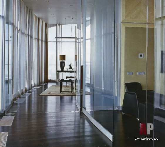 Фото интерьера холла панорамного офиса в стиле ар-деко 