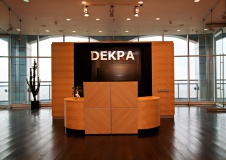 Фото интерьера ресепшена панорамного офиса в современном стиле 