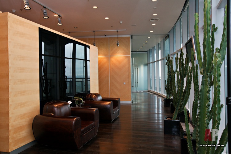 Фото интерьера ресепшена панорамного офиса в стиле ар-деко 