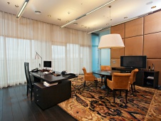 Фото интерьера кабинета панорамного офиса в современном стиле 