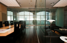 Фото интерьера переговорной панорамного офиса в современном стиле 