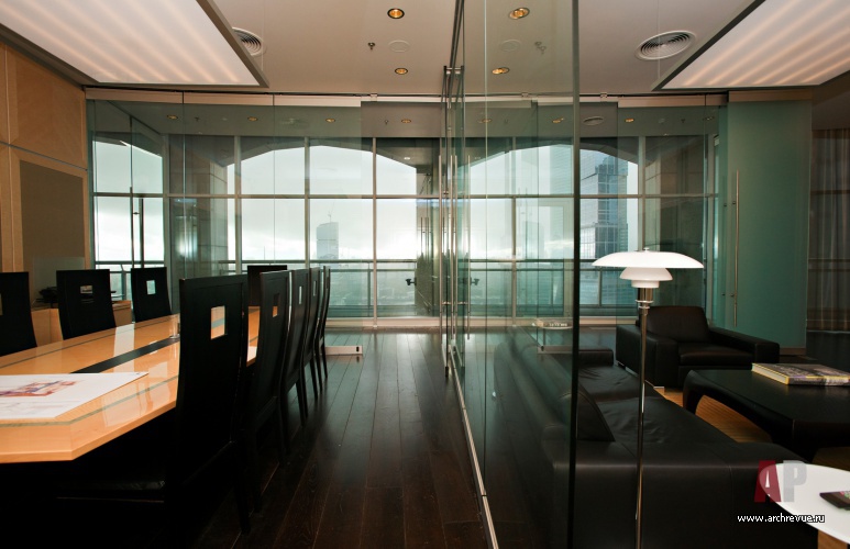 Фото интерьера переговорной панорамного офиса в стиле ар-деко 