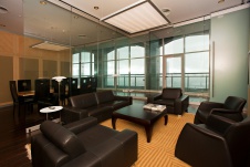 Фото интерьера переговорной панорамного офиса в современном стиле 