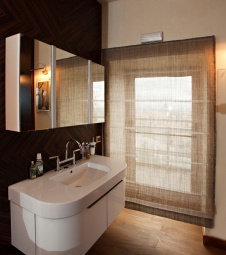 Фото интерьера санузла панорамного офиса в современном стиле 