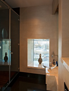 Фото интерьера санузла панорамного офиса в современном стиле 