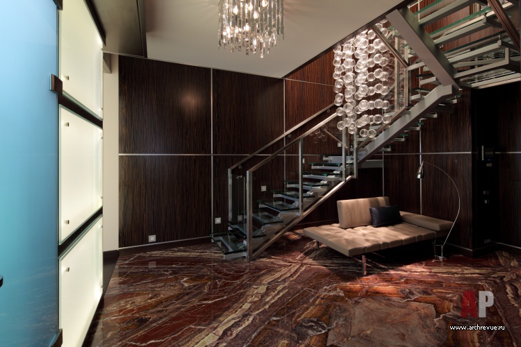 Фото лестничного холла двухуровневой квартиры в современном стиле