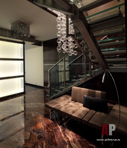 Фото лестницы двухуровневой квартиры в современном стиле