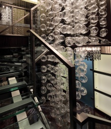 Фото лестницы двухуровневой квартиры в современном стиле