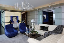 Фото интерьера гостиной двухуровневой квартиры в современном стиле