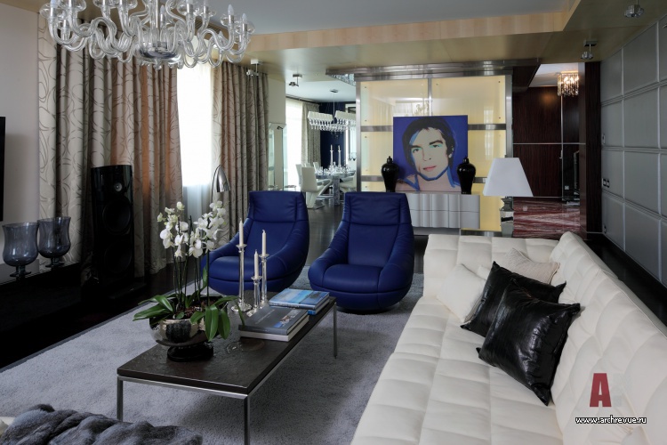 Фото интерьера гостиной двухуровневой квартиры в современном стиле