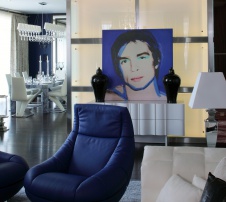 Фото интерьера гостиной двухуровневой квартиры в современном стиле