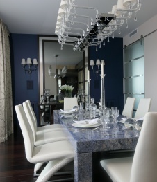 Фото интерьера столовой двухуровневой квартиры в современном стиле