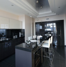 Фото интерьера кухни двухуровневой квартиры в современном стиле