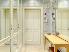 Фото интерьера входной зоны небольшой квартиры в неоклассике