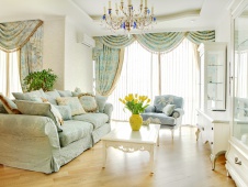 Фото интерьера гостиной небольшой квартиры в неоклассике