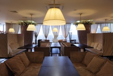 Фото интерьера зала ресторана с летней террасой в торговом центре