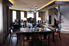 Фото интерьера столовой пентхауса в современной классике