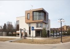 Фото фасада трехэтажного загородного дома в минимализме