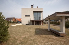 Фото фасада трехэтажного загородного дома в минимализме