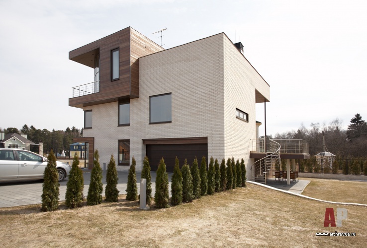 Фото фасада трехэтажного загородного дома в минимализме