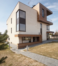 Фото фасада трехэтажного загородного дома в минимализме