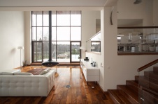 Фото интерьера гостиной трехэтажного загородного дома в минимализме