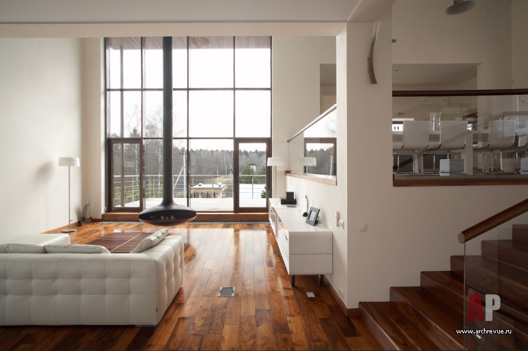 Фото интерьера гостиной трехэтажного загородного дома в минимализме