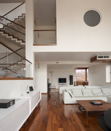 Фото интерьера гостиной трехэтажного загородного дома в минимализме