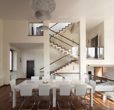 Фото интерьера столовой трехэтажного загородного дома в минимализме