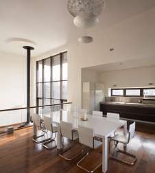 Фото интерьера кухни трехэтажного загородного дома в минимализме