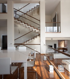 Фото лестницы трехэтажного загородного дома в минимализме