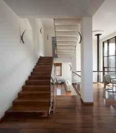 Фото лестницы трехэтажного загородного дома в минимализме