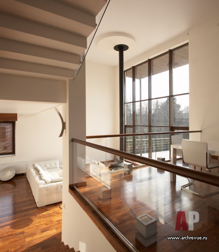 Фото лестницы трехэтажного загородного дома в минимализме