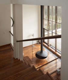 Фото интерьера каминной трехэтажного загородного дома в минимализме