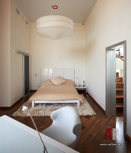 Фото интерьера спальни трехэтажного загородного дома в минимализме