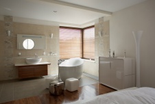 Фото интерьера санузла трехэтажного загородного дома в минимализме