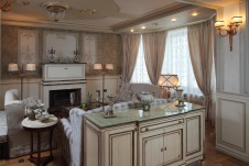 Фото интерьера гостиной трехэтажного дома в современной классике