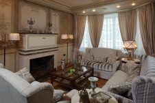 Фото интерьера каминной трехэтажного дома в современной классике