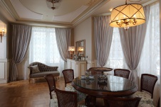 Фото интерьера столовой трехэтажного дома в современной классике